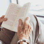 Descubre los beneficios de la lectura para personas mayores